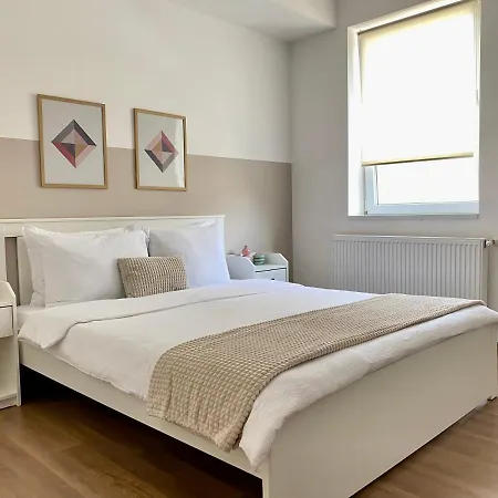 Wanderlust Cream, For 4, Wifi And Free Parking Apartment