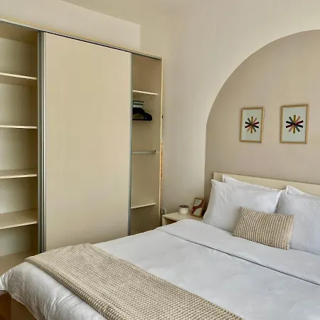 Apartment Wanderlust Cream, For 4, Wifi And Free Parking