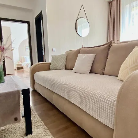 Apartment Wanderlust Cream, For 4, Wifi And Free Parking *