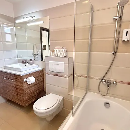 Apartment Wanderlust Cream, For 4, Wifi And Free Parking Risnov