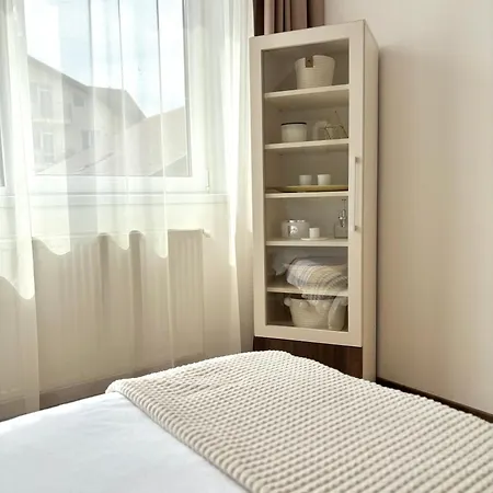 Apartment Wanderlust Cream, For 4, Wifi And Free Parking