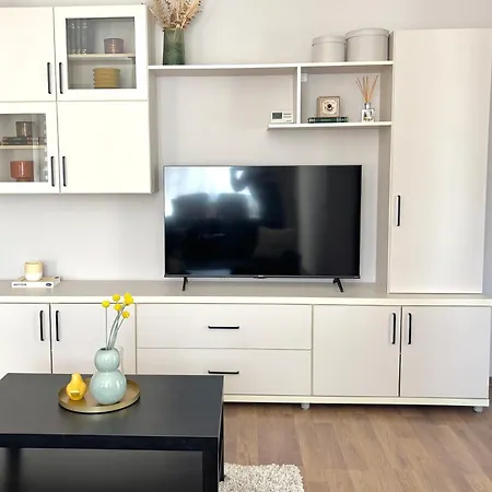 Wanderlust Cream, For 4, Wifi And Free Parking Apartment