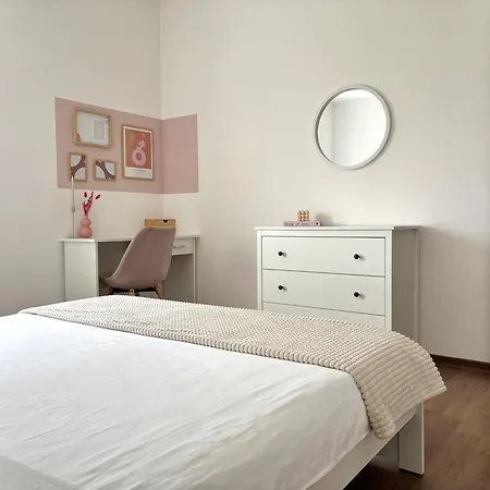 Apartment Wanderlust Cream, For 4, Wifi And Free Parking *
